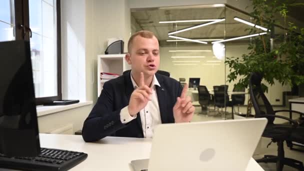 Homem Surdo Caucasiano Falando Língua Gestual Sobre Chamada Vídeo Laptop — Vídeo de Stock