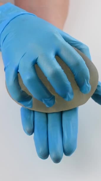 Ένας Πλαστικός Χειρουργός Επιδεικνύει Εμφυτεύματα Στήθους Κάθετη Βίντεο — Αρχείο Βίντεο