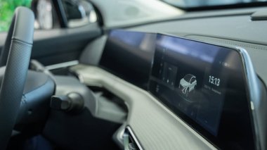 Modern bir arabanın elektronik kontrol paneli