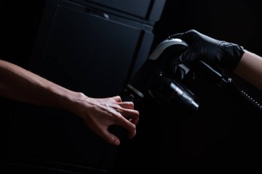 Usta kadınların eline boyama boyası sürüyor. Anında bronzlaşma prosedürü.