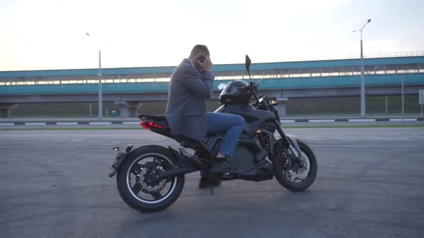 Homem Caucasiano Sentado Uma Motocicleta Elétrica Falando Telefone — Vídeo de Stock