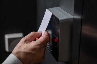 Bir adam bir kartla kapıyı açar. Modern elektronik kilit. Anahtarsız Girdi. 
