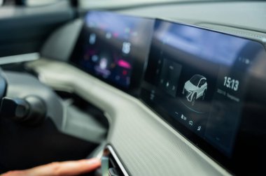 Modern bir arabanın elektronik kontrol paneli