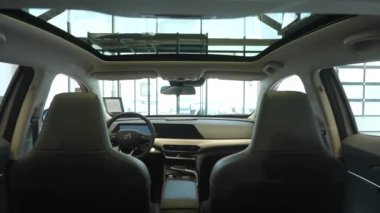 Novosibirsk, Rusya 07.11.2023: Bir araba galerisindeki açık bagajdan Çinli bir Changan 'ın iç görünüşü. Kamera çekiliyor.