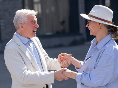 Yürüyüşe çıkmış yaşlı ve şık bir çift. Olgun insanların romantik ilişkileri