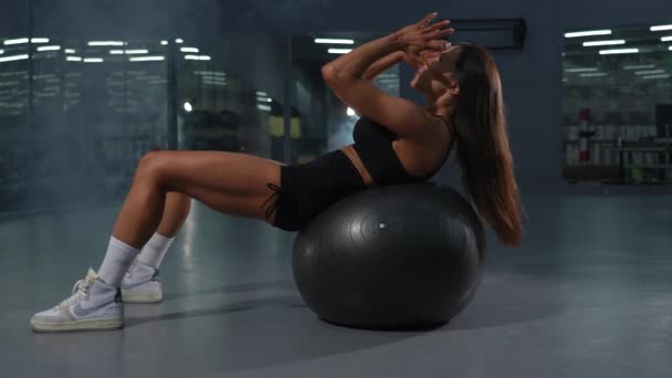 Kaukasische Frau Macht Bauchmuskelübungen Auf Einem Fitball Zeitlupe — Stockvideo