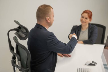 İş ortakları anlaşma imzalarken el sıkışırlar. Sağır iş adamı