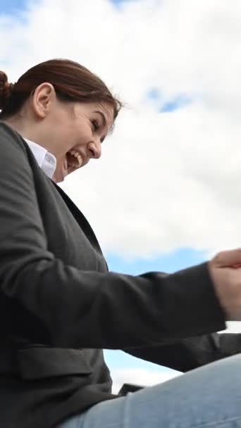 Bizneswoman Siedzi Otwiera Laptopa Raduje Się Świeżym Powietrzu Wideo 360 — Wideo stockowe