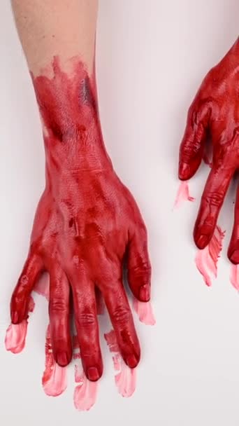 Kanlı Kadın Elleri Beyaz Arka Planda Kayıyor Dikey Video — Stok video