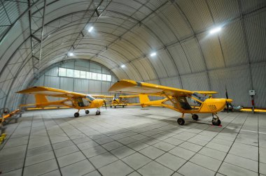 Sarı uçak, hangarda.