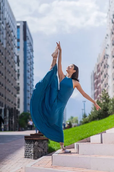 Hermosa Bailarina Asiática Vestido Azul Encuentra Las Escaleras Las Divisiones — Foto de Stock