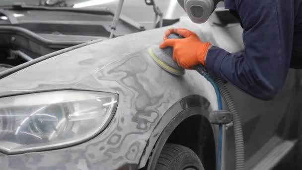 机械师用机器在车体上打磨油灰 意外后的修理 — 图库视频影像