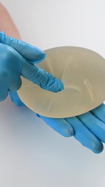 Chirurg Plastic Demonstrează Implanturile Mamare Videoclipuri Verticală — Videoclip de stoc