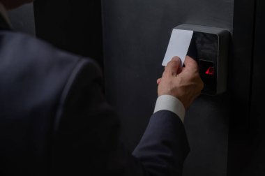 Bir adam bir kartla kapıyı açar. Modern elektronik kilit. Anahtarsız Girdi. 