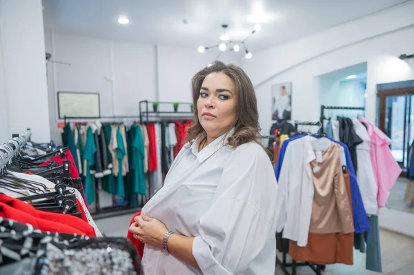Wanita Gemuk Kaukasia Memilih Pakaian Ditambah Ukuran Toko — Stok Foto