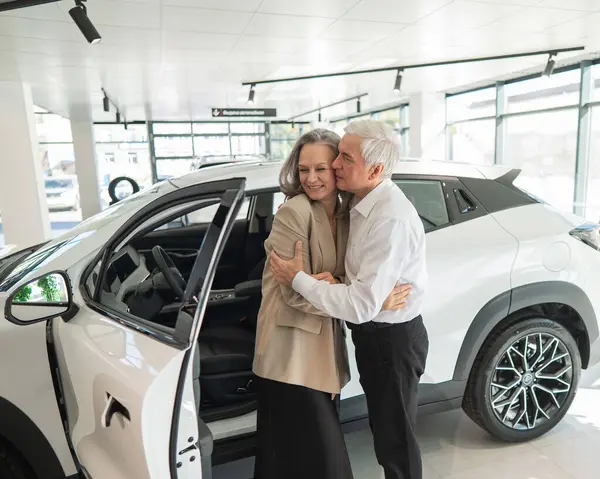 Dojrzałe Kaukaskie Przytulanie Się Starszy Mężczyzna Kobieta Kupują Nowy Samochód — Zdjęcie stockowe