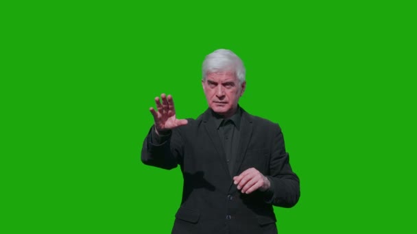 Takım Elbiseli Yaşlı Bir Adam Yeşil Arka Plandaki Sanal Ekrandan — Stok video