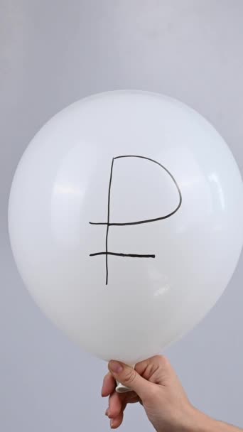 Une Femme Tient Ballon Blanc Dégonflant Avec Symbole Euro Vidéo — Video