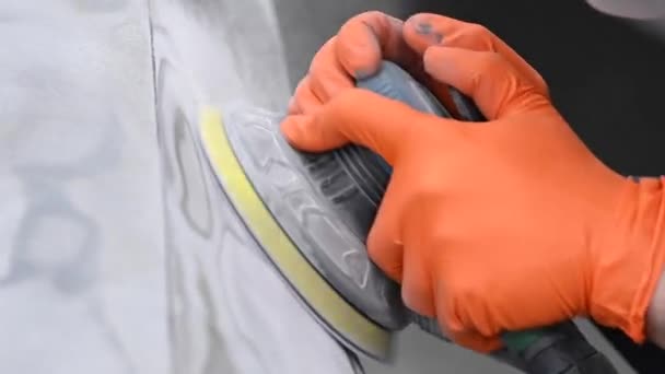 Een Monteur Schuurt Stopverf Een Carrosserie Met Een Machine Reparatie — Stockvideo