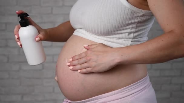 Nemlendirici Kullanan Hamile Bir Kadının Karnına Yakın Çekim Ciltteki Gerilme — Stok video