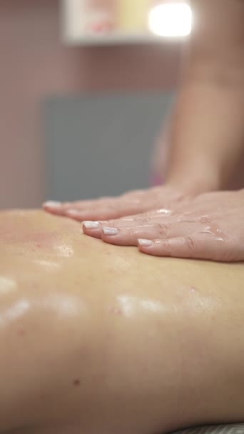 Donna Caucasica Sottoposti Massaggio Manuale Olio Della Schiena Video Verticale — Video Stock