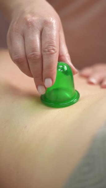 Massagista Usa Latas Plástico Vácuo Massajar Clientes Parte Inferior Das — Vídeo de Stock