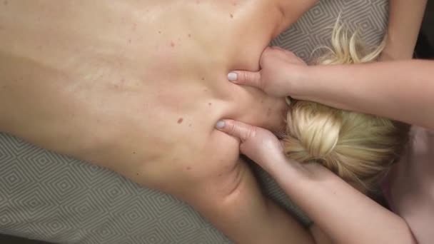Kvinna Som Genomgår Massage Livmoderhalsen — Stockvideo
