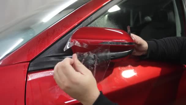 主人把乙烯薄膜涂在汽车的侧视镜上 — 图库视频影像