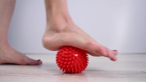 Κοντινό Πλάνο Μιας Γυναίκας Που Χρησιμοποιεί Μπάλα Μασάζ Ποδιών — Αρχείο Βίντεο