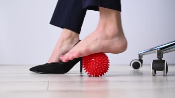 Geschäftsfrau Massiert Ihre Füße Auf Einem Massageball Mit Spikes — Stockvideo