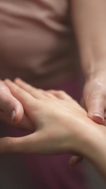 Massagista Massageia Palmas Das Mãos Dos Clientes Close Mãos Durante — Vídeo de Stock