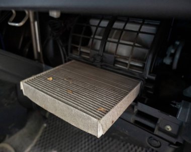 Bir tamirci bir arabanın kabin hava filtresini değiştirir. Kirli araba kabin hava filtresi. Tam zamanında araba servisi