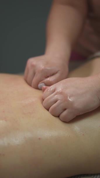 Femme Caucasienne Subissant Massage Manuel Huile Dos Vidéo Verticale — Video