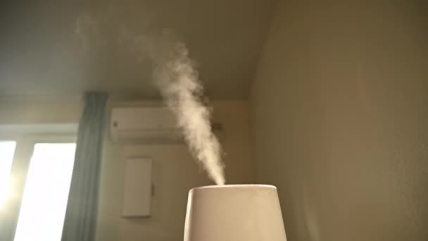 加湿器使卧室里的水分蒸发 慢动作 — 图库视频影像
