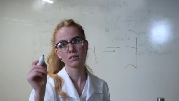 Mujer Caucásica Vestido Médico Escribe Fórmulas Una Pared Transparente — Vídeo de stock