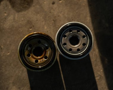 Eski ve yeni araba yağı filtresi. Kimse yok.