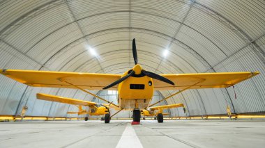 Sarı uçak, hangarda.