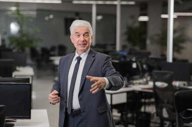 Ofiste kendine güvenen olgun bir iş adamı.