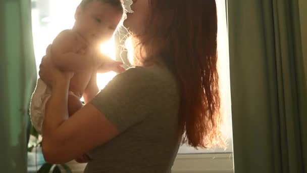 Una Mujer Caucásica Besa Tiernamente Levanta Hijo Recién Nacido — Vídeos de Stock