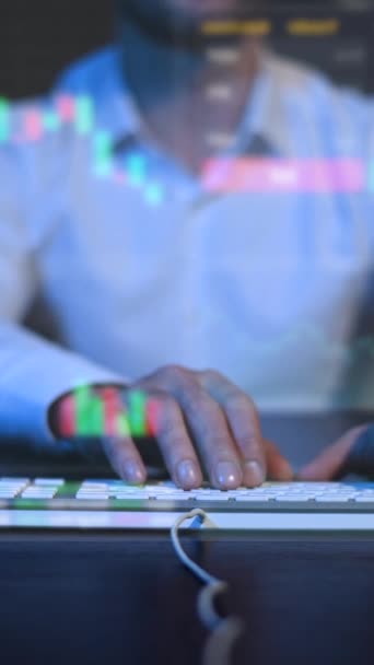 在虚拟菜单的背景下 男人用手在键盘上打字的特写 股市图表 垂直录像 — 图库视频影像