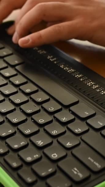Ciego Usa Una Computadora Con Una Pantalla Braille Teclado Computadora — Vídeo de stock
