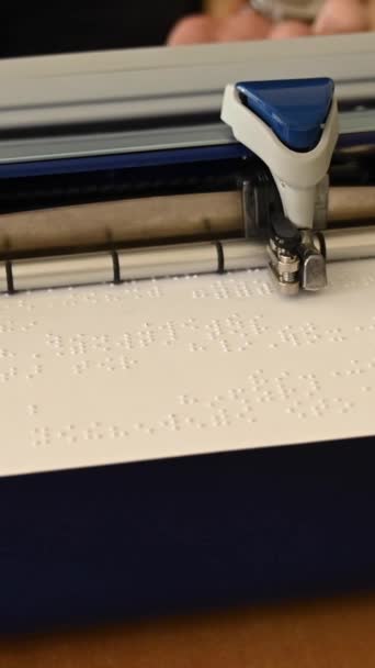 Blinder Mann Mit Braille Schreibmaschine Vertikales Video — Stockvideo