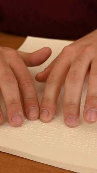 Látássérült Ember Braille Könyvet Olvas Függőleges Videó — Stock videók