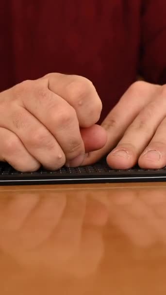 Bir Adam Körler Alfabesiyle Mektup Yazmak Için Özel Bir Şablon — Stok video