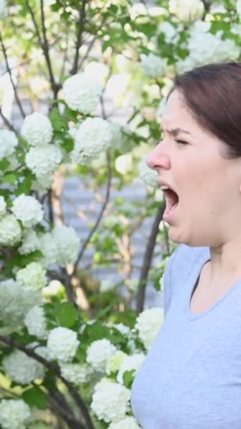 Mulher Caucasiana Sofre Alergias Espirros Enquanto Caminha Parque Vídeo Vertical — Vídeo de Stock