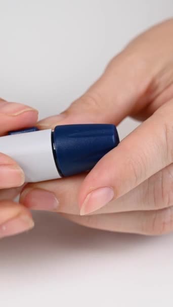 Καυκάσια Γυναίκα Που Κάνει Τεστ Γλυκόζης Χρησιμοποιώντας Συσκευή Τύπου Πένας — Αρχείο Βίντεο