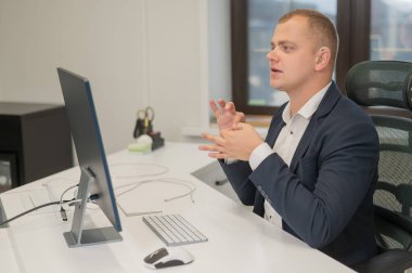 Kafkasyalı sağır adam çevrimiçi görüşmeler için işaret dili kullanıyor