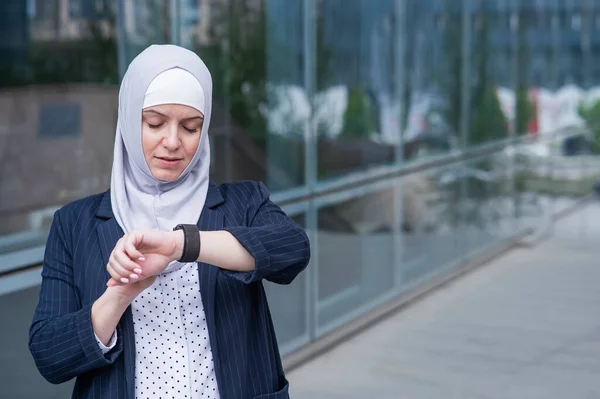 Mulher Negócios Grávida Hijab Terno Usa Relógio Inteligente — Fotografia de Stock