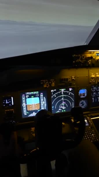 空のコックピットコックピットの一般的な眺め 飛行訓練のための商業飛行シミュレーター バーティカルビデオ — ストック動画