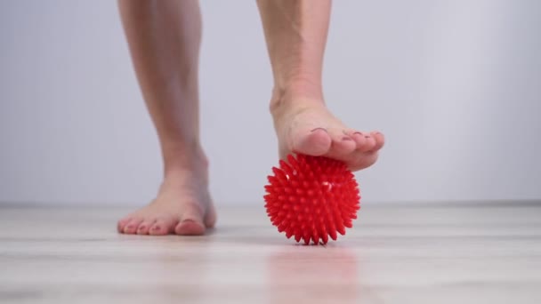 Крупный План Женской Ноги Массажном Мяче Шипами — стоковое видео